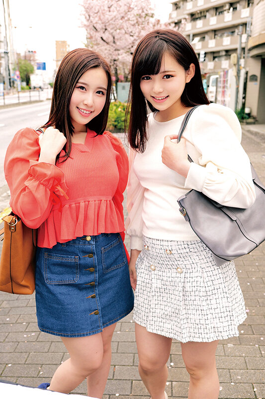 『人妻』 湘南の海で眩しく輝いているW水着ギャルにデカチン童貞君をプレ...