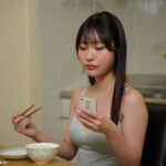 『人妻』 生意気ざかりの反抗期の娘（メスガキ）を巨漢種付けプレスで理解らせる。 鈴の家りん 【FANZA】