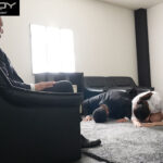 『人妻』 優しさにつけ込まれたB（バスト）100cm新妻→ごめんなさい乳ワイパー堕ち。 ガラスにむぎゅっ。夫の目の前で押し潰されイカされる。 柏木ふみか 【FANZA】