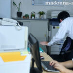 『人妻』 「アンタの奥さん、最高だったよ」 3ヶ月で辞めた新入社員の退職届に書かれた想定外のNTR話 加藤あやの 【FANZA】