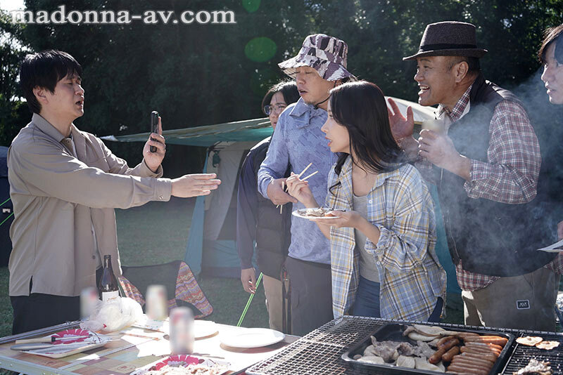 『人妻』 町内キャンプNTR テント内で何度も中出しされた妻の【閲覧注...