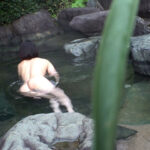 『人妻』 【濃色香で男を瞬殺ゆうりさん31歳】童貞喰いの痴女妻が出没すると噂のメスワニ混浴温泉は実在した！3 痴女妻4名収録 【FANZA】