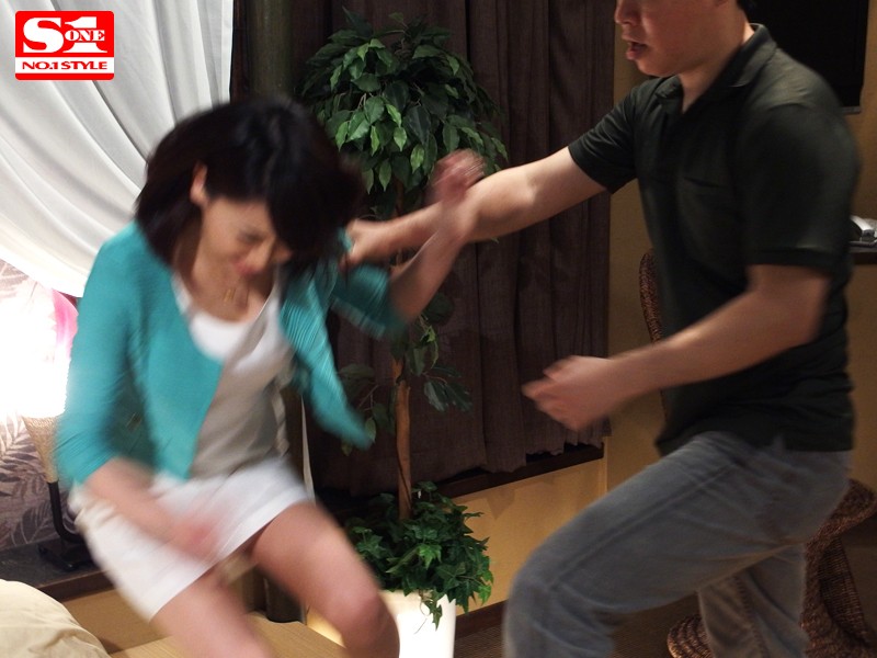 『人妻』 夫の目の前で犯●れた若妻 秋山祥子 【FANZA】