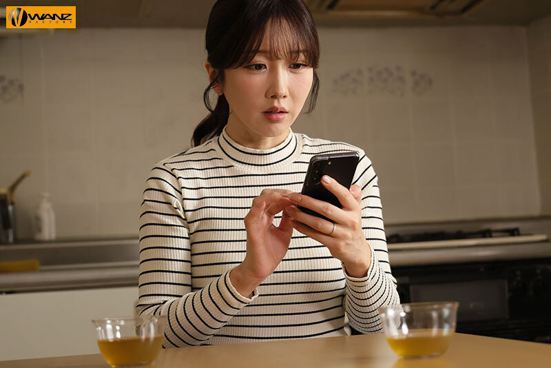 『人妻』 旦那がすぐそばにいるのに若い男を誘い入れ騎乗位でハメ●す汁ま...