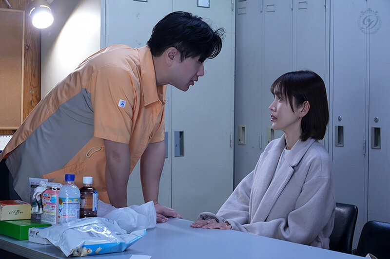 『人妻』 「盗んでないなら脱いでみろ。」隅から角まで探られた万引き妻 ...