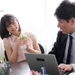 『人妻』 既婚者のボクを狙うあざと後輩女子に「キスだけなら…」と油断した隙にこっそり口うつし勃起薬を盛られチ●ポビンビン！！結局朝まで唾液だくだくメロキスまくり中出し11発搾り取られたった… 倉本すみれ 【FANZA】