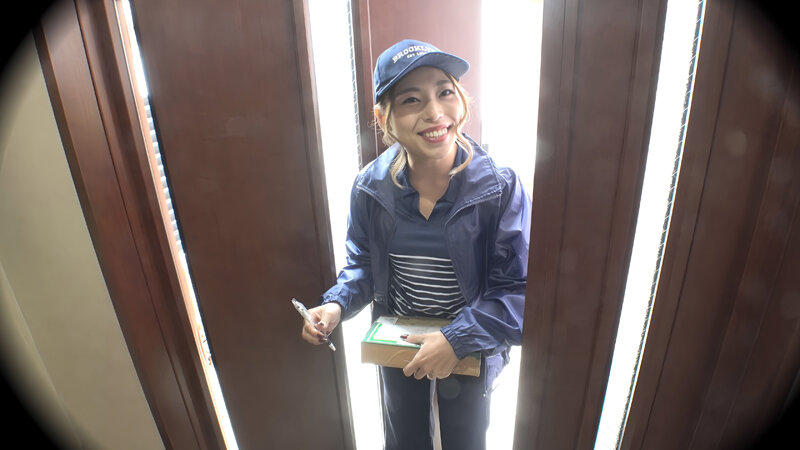 『人妻』 街でよく見かける地域担当の宅配パート妻 配達された勢いでガチ...