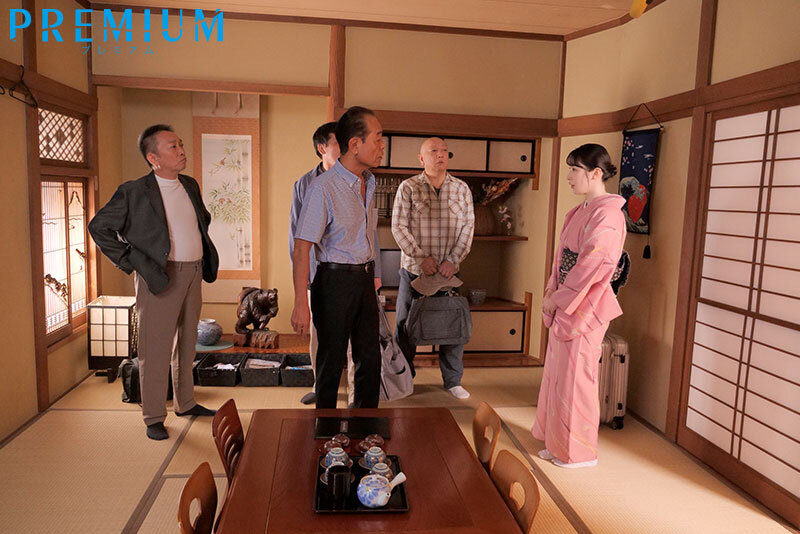 『人妻』 夫婦経営する旅館でオヤジ客の晩酌に呼び出され…朝を迎えても終...