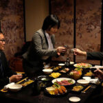 『巨乳』 出張先で大大大っ嫌いな中年セクハラ上司とまさかの相部屋に… 朝まで続く絶倫性交に何度もイカされ続けたIカップ新人社員 桃果あかり 【FANZA】