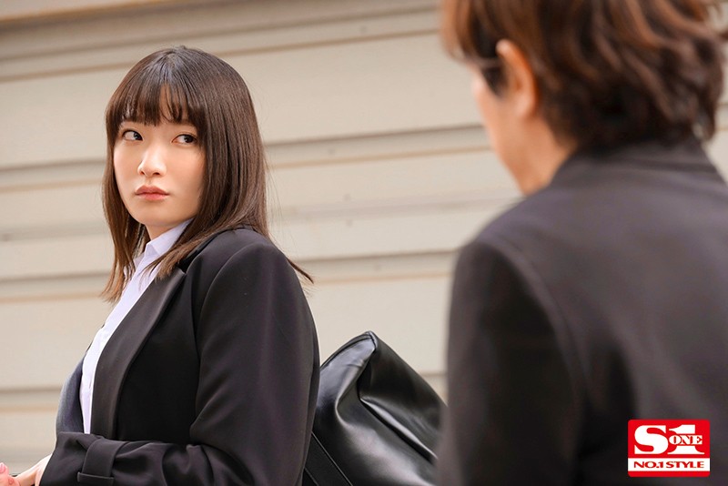 『巨乳』 Jカップ美人上司がポツンと一軒宿で大嫌いなポンコツ部下と相部...