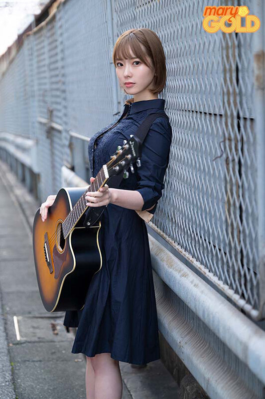 『巨乳』 ストリートミュージシャンの女の子が可愛くて巨乳だったのでナン...