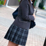 『巨乳』 満員バスで背後から制服越しにねっとり乳揉み痴●され腰をクネらせ感じまくる巨乳女子○生18 【FANZA】