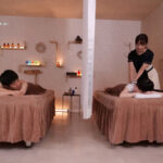 『巨乳』 カップル個室エステで彼女が起きている間はスローピストンで寝たら高速爆打ちピストンの変速ギアチェンジで ロングスカートの中、平然とチ●ポを挿入し抜かずの中出しで誘惑する美人巨乳エステティシャン 小花のん 【FANZA】