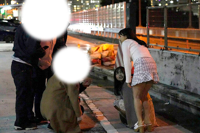 『巨乳』 「ひそひそ声が聞こえる中で…」エアコンが壊れた夜行バスの狭い...