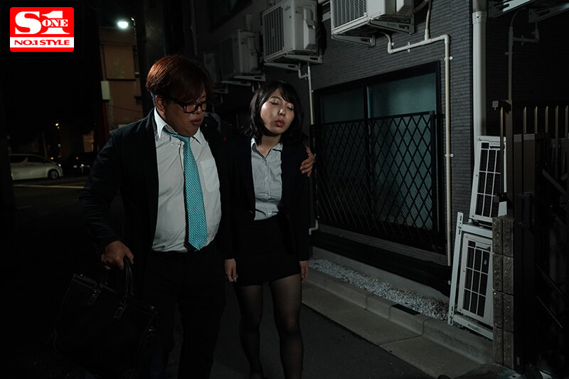 『巨乳』 出張先で軽蔑している中年セクハラ上司とまさかの相部屋に…朝ま...