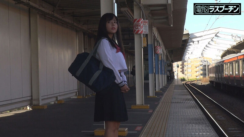 『巨乳』 満員電車で羽交い絞めにされセーラー服の下から見えた乳首を強●...