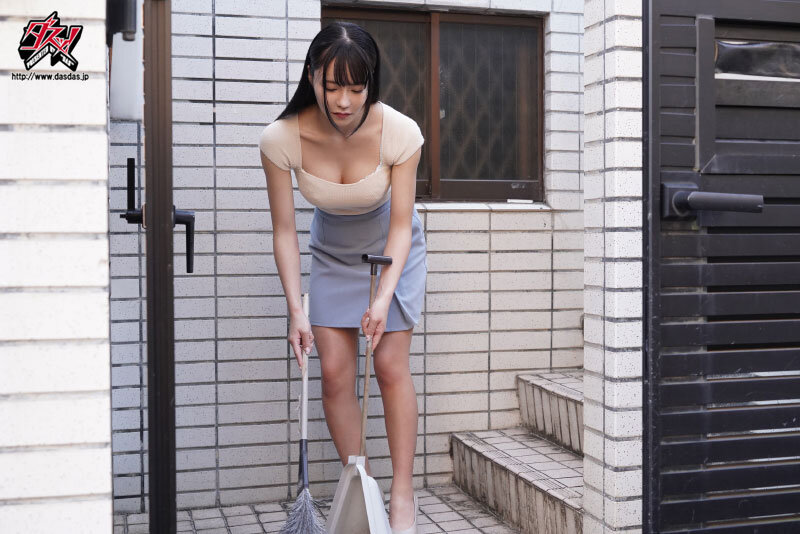 『巨乳』 派遣マッサージ師にきわどい秘部を触られすぎて、快楽に耐え切れ...