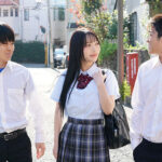 『巨乳』 童貞卒業するなら、2人同時でしょ？ 子供の時から仲良し3人組だから、両親不在の一週間イチャラブ中出し3Pセックス 弓乃りむ 【FANZA】