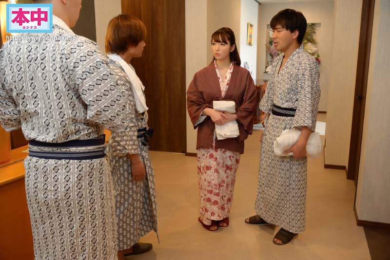 『巨乳』 友達と行った温泉宿で不倫中の巨乳上司と部下を発見。混浴温泉に...