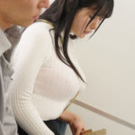 『巨乳』 無自覚なJcup着衣巨乳は痴●師ホイホイ 即効性媚薬を仕込まれ車内は潮吹き大洪水も終点が閑散駅の電車では誰も助けてくれない… 櫻茉日 【FANZA】