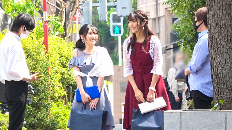 『巨乳』 結婚式場付近でモデルのようなパーティドレスを着こなす挙式帰り...