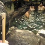 『巨乳』 お湯に浮くほどデッカイおっぱいをのぞいていたら…！？無職のボクは親戚が経営する温泉宿の手伝いに。どうせ暇だろう…と気を抜いていると、まさかの若妻の団体がやって来た！忙しい生活から解放されたのか、温泉に入るなりおっぱいを見せ合い大はしゃぎ！ 【FANZA】