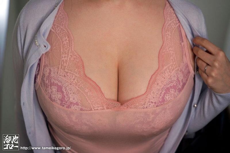 『巨乳』 1人暮らしの男の部屋で乳首ビンビン！！むっちり爆乳人妻家政婦...