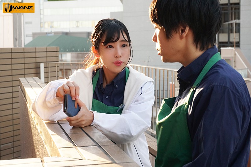 『巨乳』 終電を逃した僕を泊めてくれたバイトの先輩… ノーブラ部屋着か...