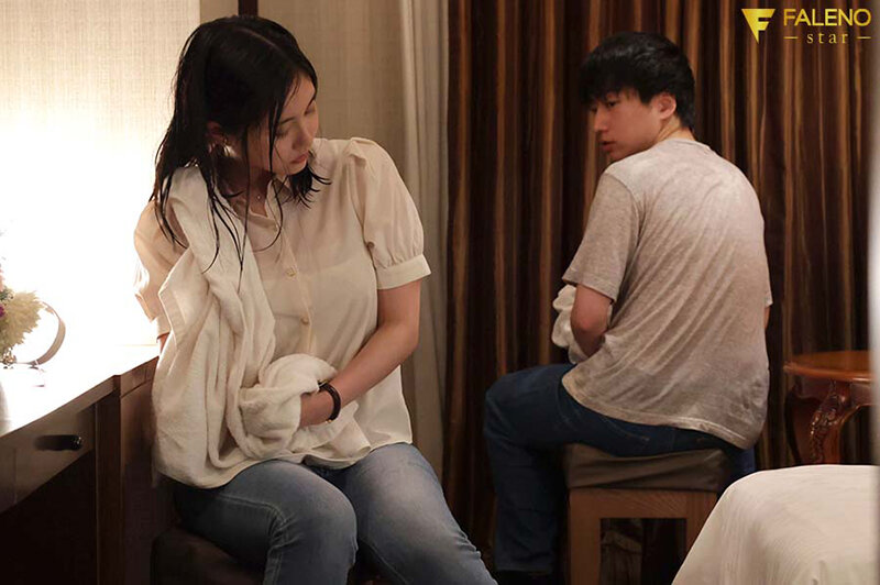 『巨乳』 ゲリラ豪雨を避けホテルで雨宿り。人妻と童貞が2人きりで何も起...