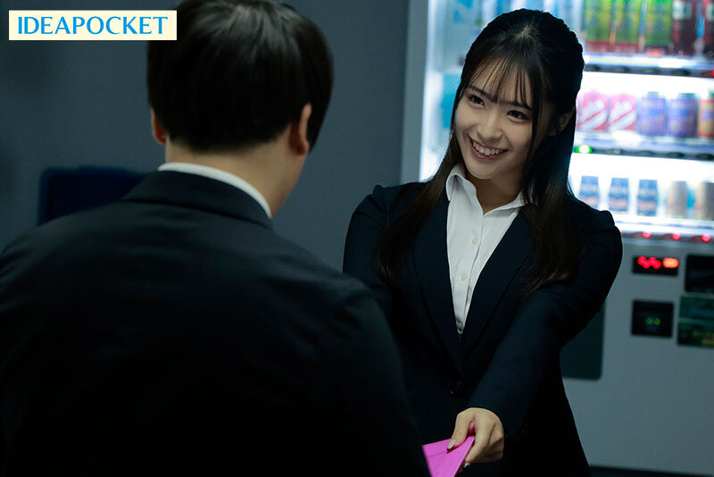 『巨乳』 出張先が記録的豪雨で先輩上司と突然相部屋に…雨で濡れた身体に...