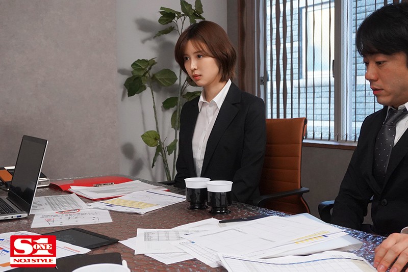 『巨乳』 美人上司と童貞部下が出張先の相部屋ホテルで…いたずら誘惑を真...