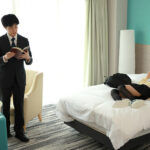 『巨乳』 ライブの遠征先で僕（運営）は欲求不満のアイドルに誘惑されて性欲が解消するまでヤリまくってしまった… 松下りこ 【FANZA】