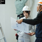 『巨乳』 華奢巨乳の現場監督をガテン系筋肉男たちが代わる代わる本気ピストン！ 休む間もなくイカされ続ける輪●送別会 響蓮 【FANZA】