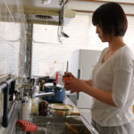 『巨乳』 夕飯は冷蔵庫にカレー入ってるから適当にチンして食べてね…それじゃあお母さんセックスしてくるね。 玉城夏帆 【FANZA】