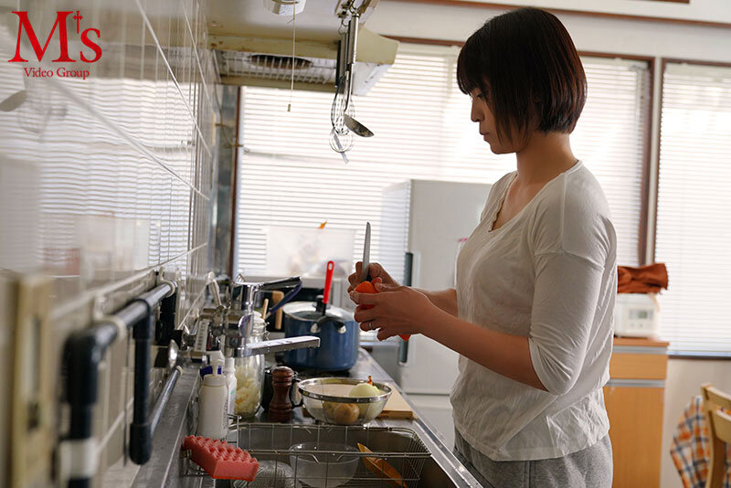 『巨乳』 夕飯は冷蔵庫にカレー入ってるから適当にチンして食べてね…それ...