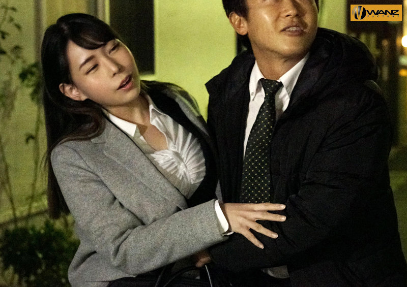 『巨乳』 終電を逃した僕を泊めてくれたデカパイ同僚… ノーブラ部屋着か...