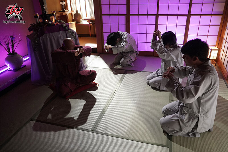 『巨乳』 男性器を崇める新興カルトに救いを求める巨乳幼馴染を堕とした幻...