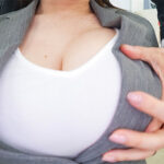 『巨乳』 【ぶっかけセクハラ】 無自覚パッツンおっぱい誘惑で若手ち○ぽをギンギン勃起させてしまい何度もパイ射される巨乳人妻女上司 宝田もなみ 【FANZA】