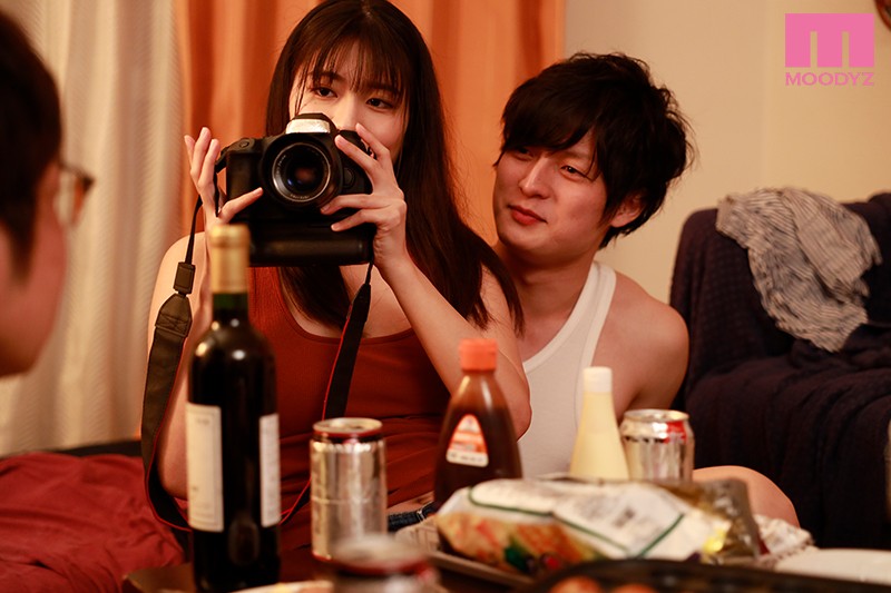 『巨乳』 学生時代は親友の彼女で3人で雑魚寝もしてたただの女友達と大人...