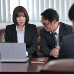 『巨乳』 出張先のポツンと一軒宿で軽蔑している中年セクハラ上司とまさかの相部屋に…朝まで続く絶倫性交に堕ちたJカップ新入社員 汐世 【FANZA】