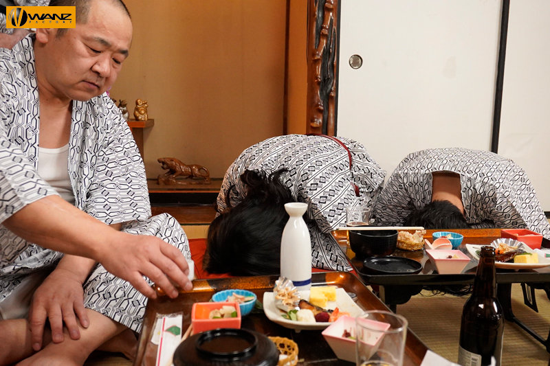 『巨乳』 社員旅行で下品な宴会ゲームをやらされて発情した同僚たちに一晩...