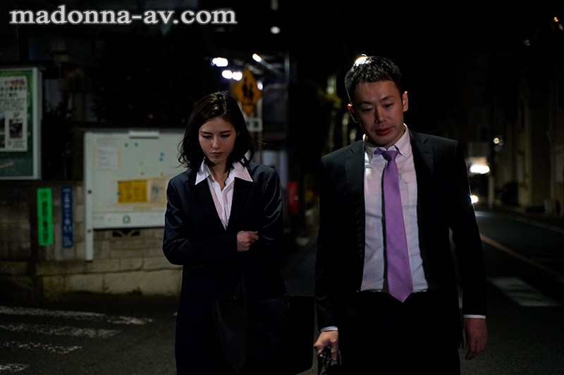 『巨乳』 『終電…、なくなっちゃったね…。』 不敵な笑みで年下男を誘う...