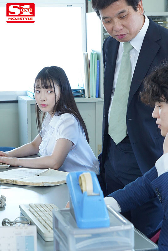 『巨乳』 出張先で軽蔑している中年セクハラ上司とまさかの相部屋に…朝ま...