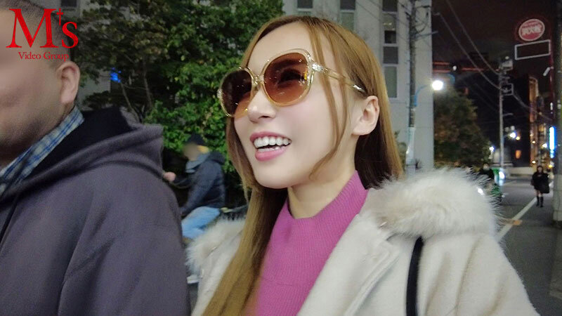 『巨乳』 ハシゴ酒！逆ナンパ！小便大好き変態お姉さんが笑顔でガブ飲み飲...