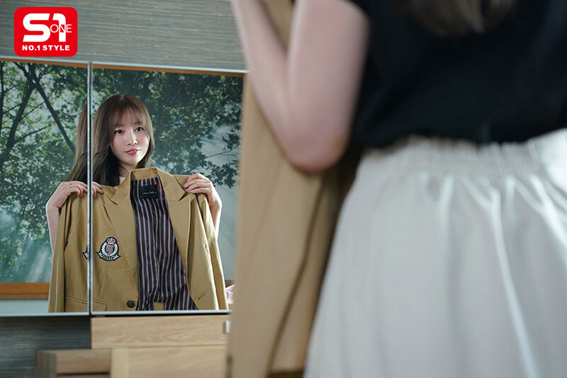 『巨乳』 妻の学生時代を知らない俺は姪っ子の制服を盗み着していた妻の姿...