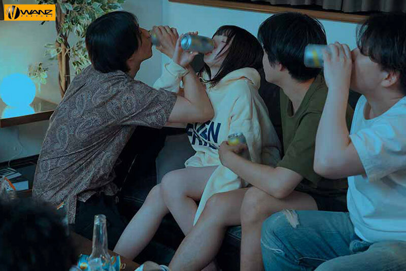 『巨乳』 片思いしていた隠れ巨乳女子がサークル飲みでヤリチン男たちにド...