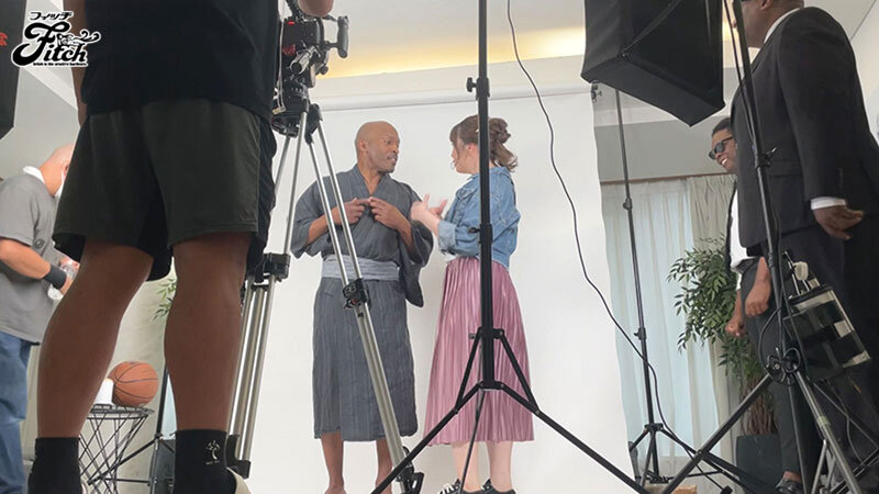 『巨乳』 巨根黒人アスリートNTR ライトに映る衝撃のデカマラに身も心...