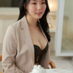 『巨乳』 凛々しいスーツの裏に隠された、Gカップと不倫心―。 外資系企業で働く気品溢れるシゴデキ人妻 新人 盛永いろは 38歳 AV DEBUT 【FANZA】