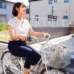 『巨乳』 息子が通う塾の大学生バイト講師と恋愛不倫している巨乳ママチャリお母さん 【FANZA】