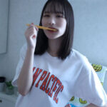 『巨乳』 ヤリサーの男達に雑に寝取られといてピースなんかすんなよ… 僕の大切な年下彼女が大学のチャラ男たちとノリノリSEXを楽しんでいた…。 村上悠華 【FANZA】